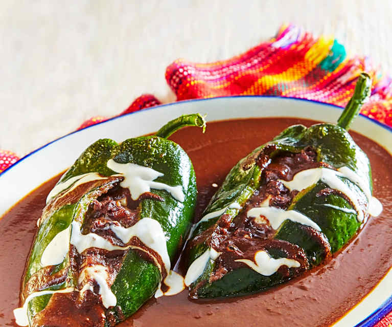 Chiles rellenos de frijol con mole negro Chiles rellenos de frijol con mole negro