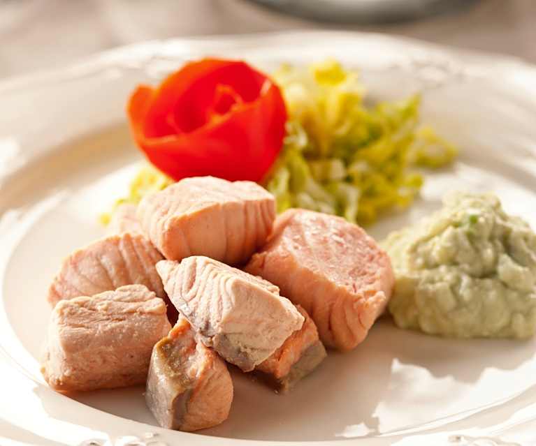 Dados de salmón al vapor con salsa de aguacate Dados de salmón al vapor con salsa de aguacate