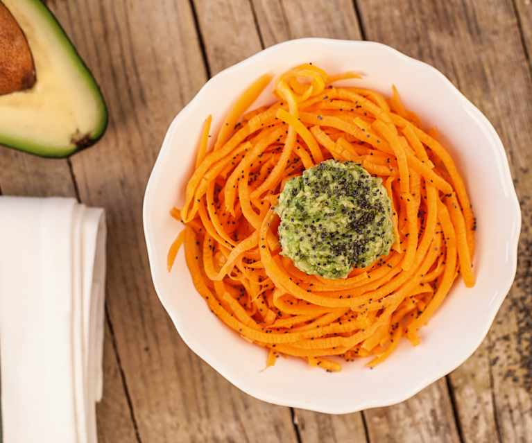 Spaghetti z marchewki z pesto z awokado (raw) Spaghetti z marchewki z pesto z awokado (raw)