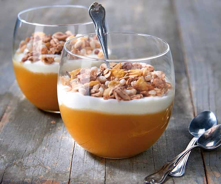 Purea di mela con yogurt e muesli Purea di mela con yogurt e muesli