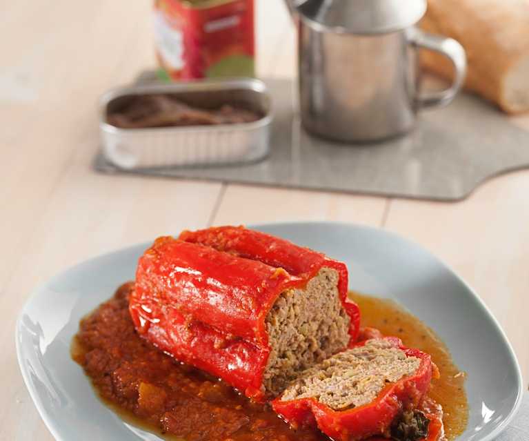 Pimientos rellenos de carne con salsa de tomate al vermut Pimientos rellenos de carne con salsa de tomate al vermut