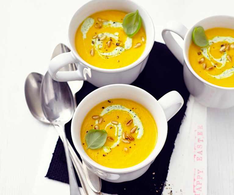 Möhrencremesuppe mit Pestocreme und Pinienkernen Möhrencremesuppe mit Pestocreme und Pinienkernen
