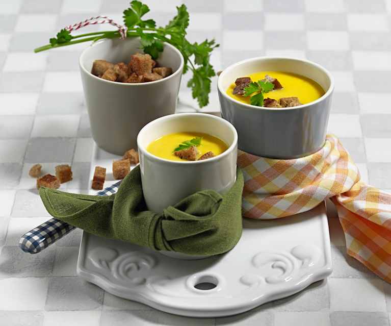 Pastinaken-Karottensuppe mit Schwarzbrot Croûtons Pastinaken-Karottensuppe mit Schwarzbrot Croûtons