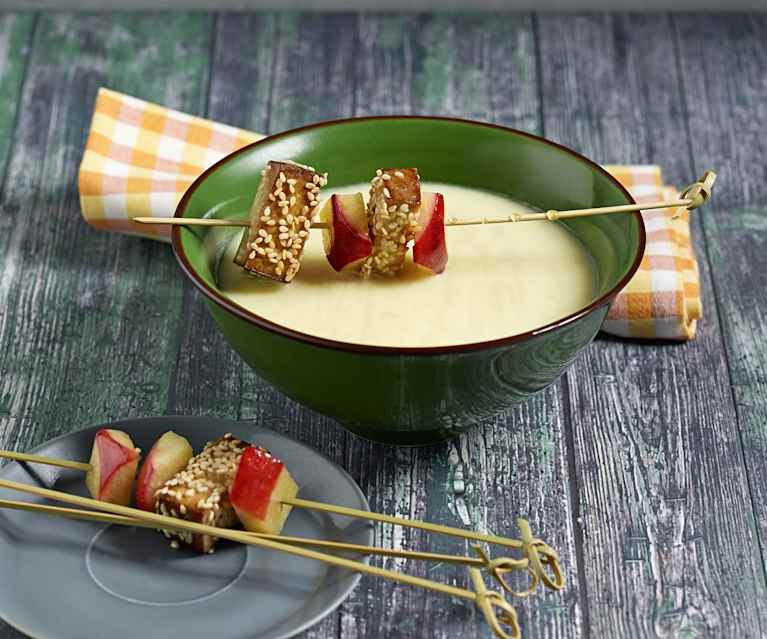 Chicorée-Apfelsuppe mit Sesam-Räuchertofu Chicorée-Apfelsuppe mit Sesam-Räuchertofu