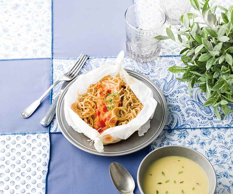 Papelote de salmão com noodles e creme de alho-francês Papelote de salmão com noodles e creme de alho-francês