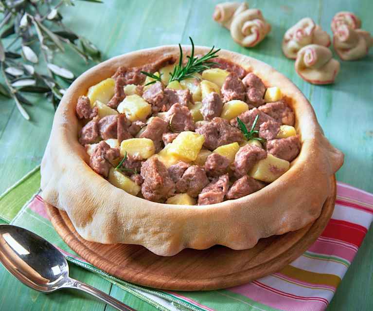 Cupola di pane con agnello e patate Cupola di pane con agnello e patate