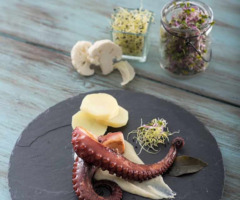 Pulpo a la parrilla con puré y mayonesa de wasabi Pulpo a la parrilla con puré y mayonesa de wasabi