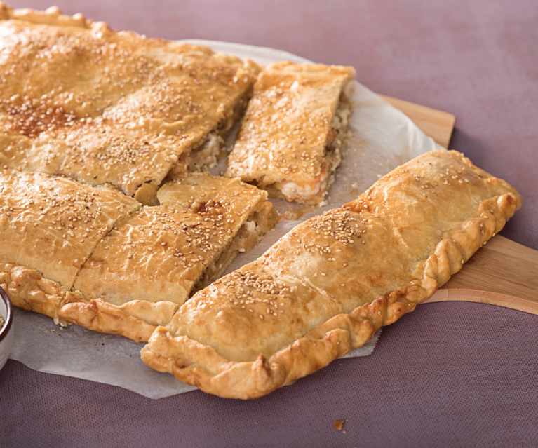 Empanada de langostinos, queso crema y cebolla confitada Empanada de langostinos, queso crema y cebolla confitada