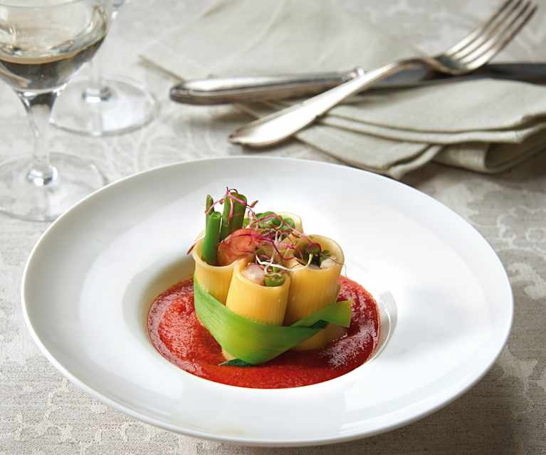 Rigatoni giganti ripieni su salsa di pomodoro Rigatoni giganti ripieni su salsa di pomodoro
