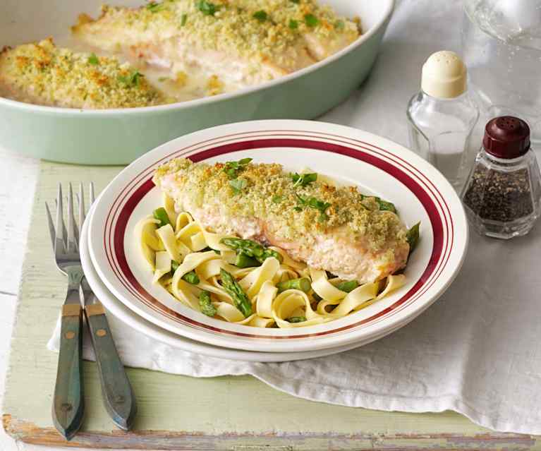 Lachs mit Mandelkruste und Spargel-Tagliatelle Lachs mit Mandelkruste und Spargel-Tagliatelle