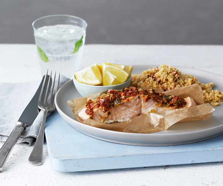 Lachs-Päckchen mit getrockneten Tomaten und Couscous Lachs-Päckchen mit getrockneten Tomaten und Couscous