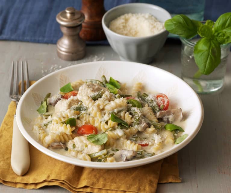 Pasta con pollo, champiñones y ejotes