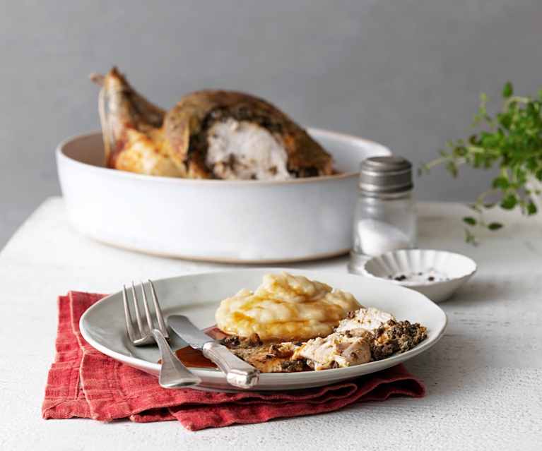 Pollo alla tapenade con purè di patate e cipolle caramellate Pollo alla tapenade con purè di patate e cipolle caramellate