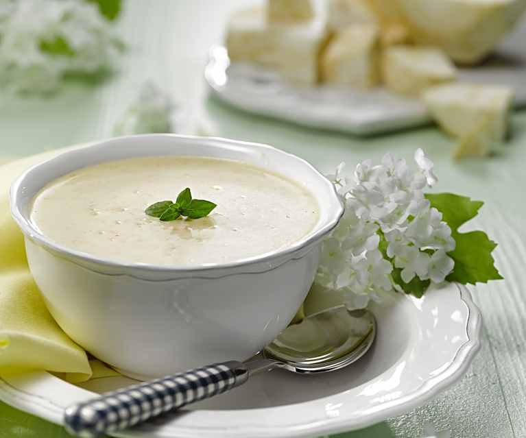 Jemná celerová polévka s ovesnými vločkami Jemná celerová polévka s ovesnými vločkami