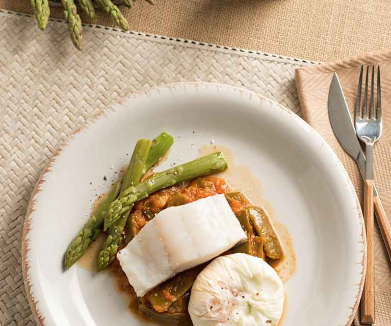Bacalao al vapor con verduras y huevos poché Bacalao al vapor con verduras y huevos poché