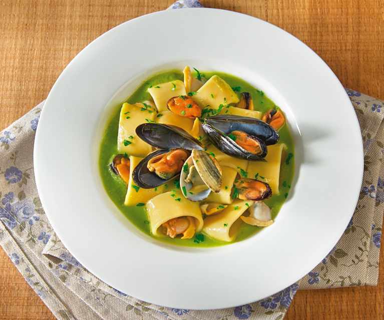 Calamarata cozze e vongole su vellutata di piselli Calamarata cozze e vongole su vellutata di piselli