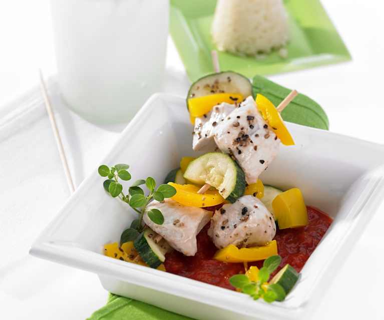 Huhn-Gemüse-Spieße mit Reis und Tomatensauce Huhn-Gemüse-Spieße mit Reis und Tomatensauce