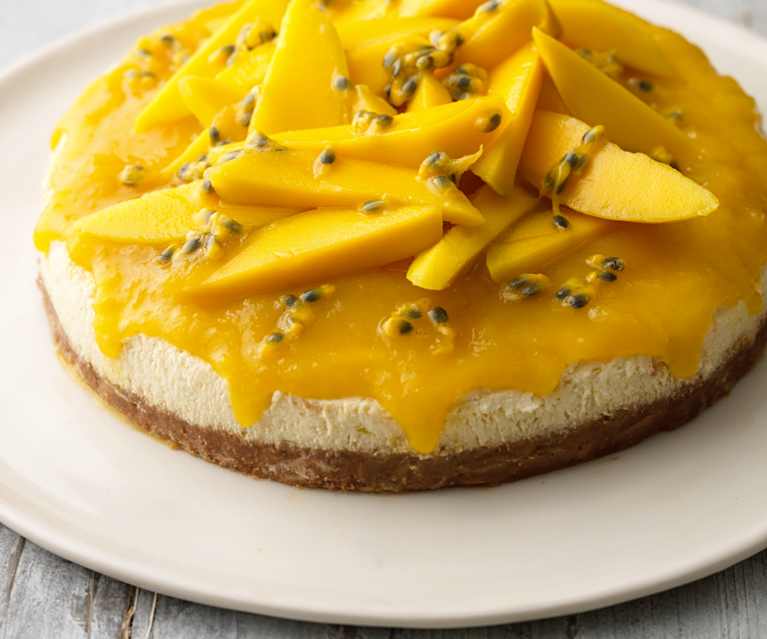 Cheesecake con cobertura de mango y maracuyá Cheesecake con cobertura de mango y maracuyá
