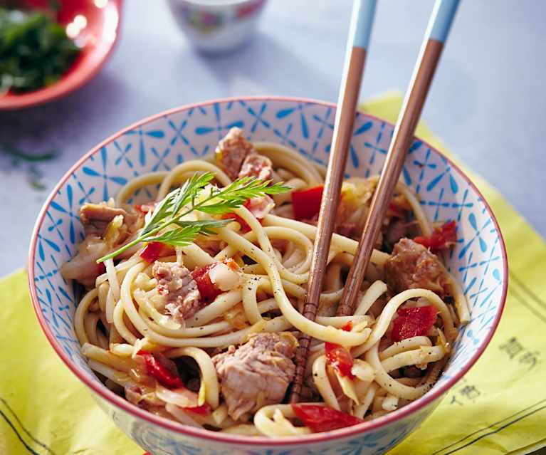 Chinesische Nudeln mit Gemüse und Schweinefilet Chinesische Nudeln mit Gemüse und Schweinefilet
