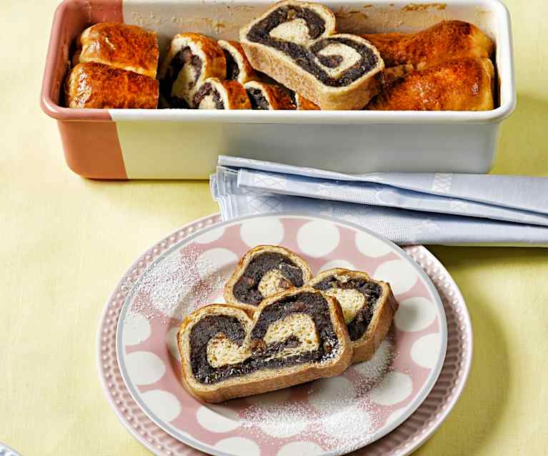 Mandel-Mohn-Strudel mit Marzipan Mandel-Mohn-Strudel mit Marzipan