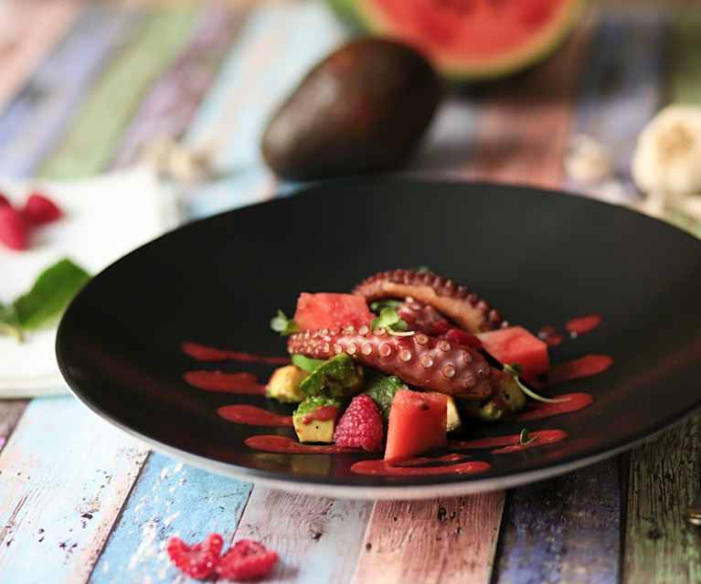 Polpo arrosto con avocado, anguria e aceto al lampone (di Mirko Ronzoni) Polpo arrosto con avocado, anguria e aceto al lampone (di Mirko Ronzoni)