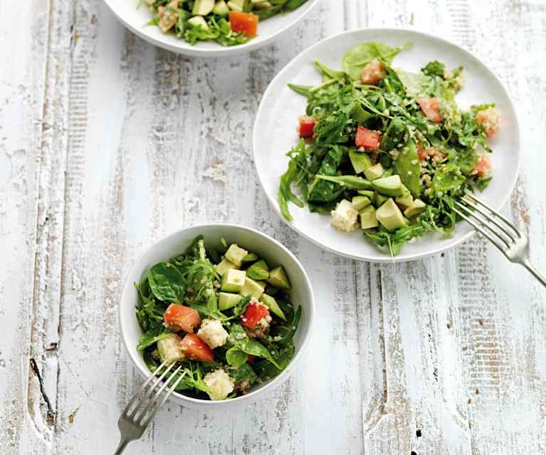 Salada de quinoa com tomate e espinafres Salada de quinoa com tomate e espinafres