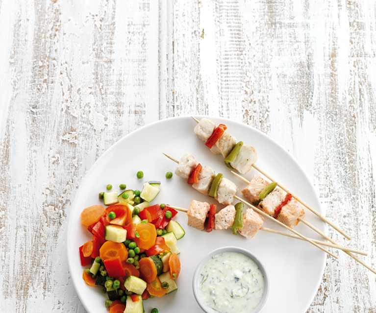 Espetadas de peixe com legumes a vapor e molho de pepino Espetadas de peixe com legumes a vapor e molho de pepino