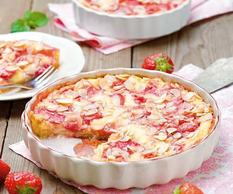 Tarta z truskawkami, kremem śmietankowym i migdałami Tarta z truskawkami, kremem śmietankowym i migdałami