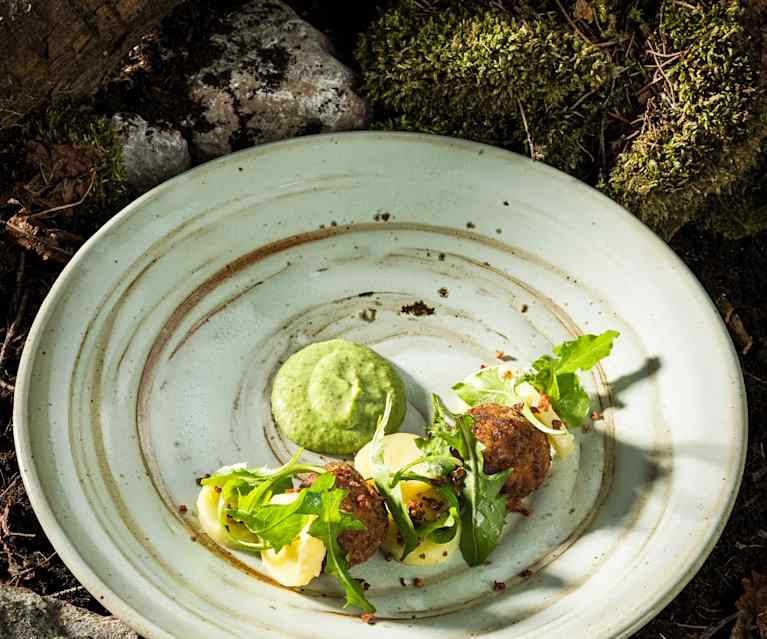 Lammbällchen mit Erdäpfel-Röhrlsalat und Kerbelsauce Lammbällchen mit Erdäpfel-Röhrlsalat und Kerbelsauce