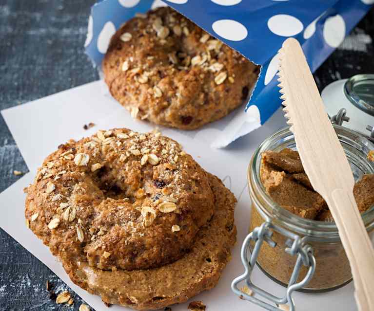 Müsli bagel s mandlovým máslem přijde k chuti časem