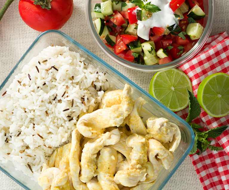 Pollo con arroz salvaje y ensalada de pepino y tomate Pollo con arroz salvaje y ensalada de pepino y tomate
