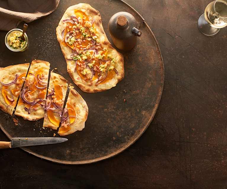 Kürbis-Flammkuchen mit Apfel-Kräuter-Häckerle Kürbis-Flammkuchen mit Apfel-Kräuter-Häckerle