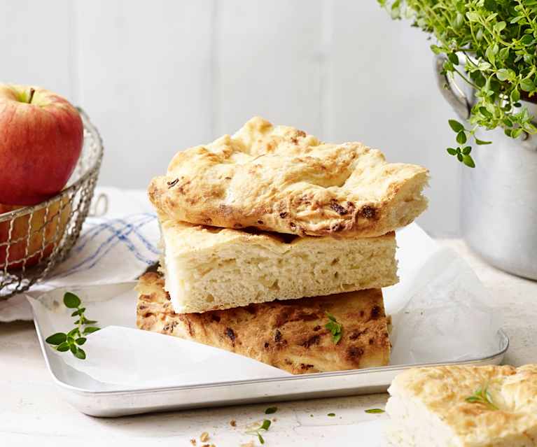 Focaccia z jabłkiem i cebulą Focaccia z jabłkiem i cebulą