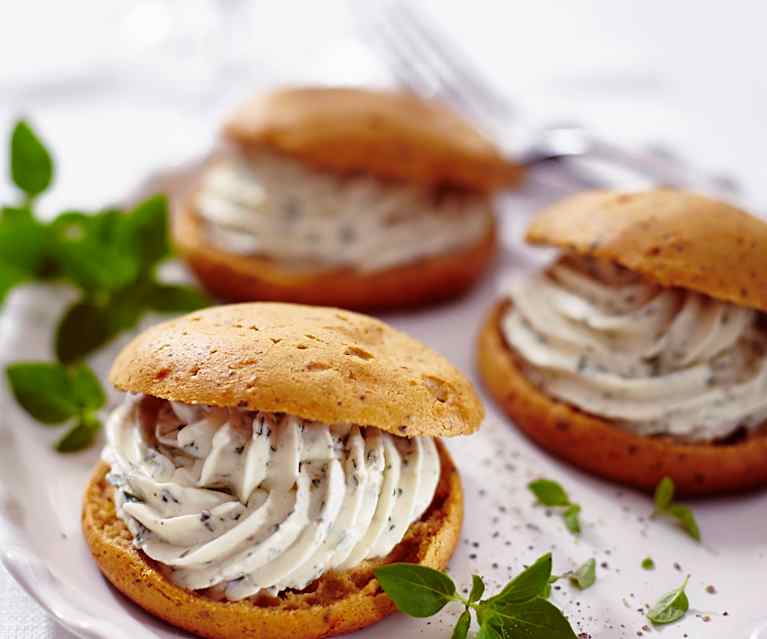 Italienische Windbeutel mit Kräuter-Frischkäse-Füllung Italienische Windbeutel mit Kräuter-Frischkäse-Füllung
