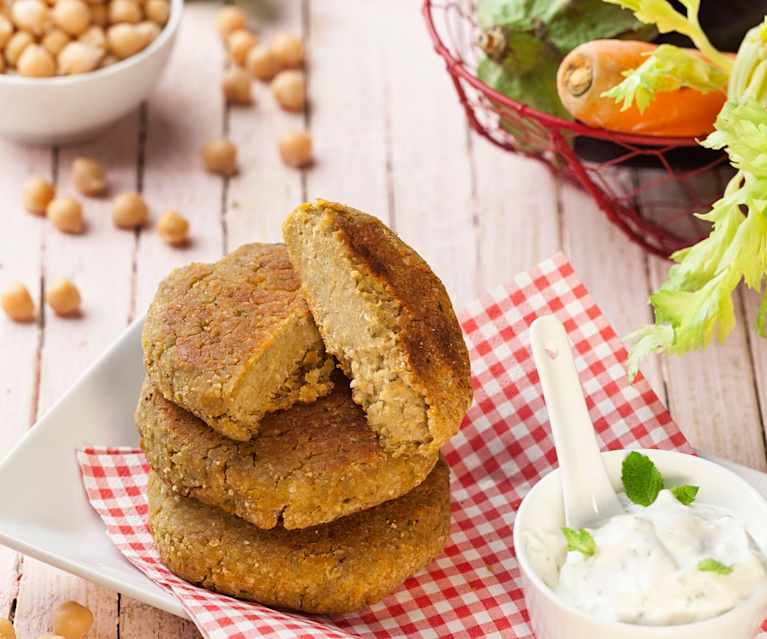 Burger vegetale con salsa allo yogurt Burger vegetale con salsa allo yogurt