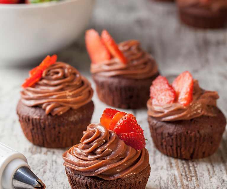 Cupcake al cioccolato con ganache alle fragole Cupcake al cioccolato con ganache alle fragole