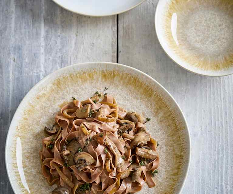 Tagliatelle com cogumelos e cebola Tagliatelle com cogumelos e cebola