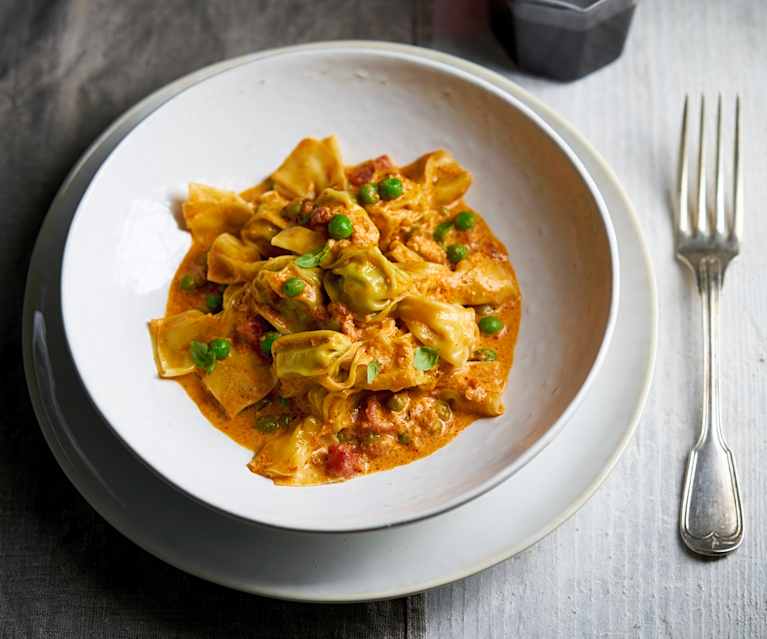 Rebuçados de ricota com molho de tomate e ervilhas Rebuçados de ricota com molho de tomate e ervilhas