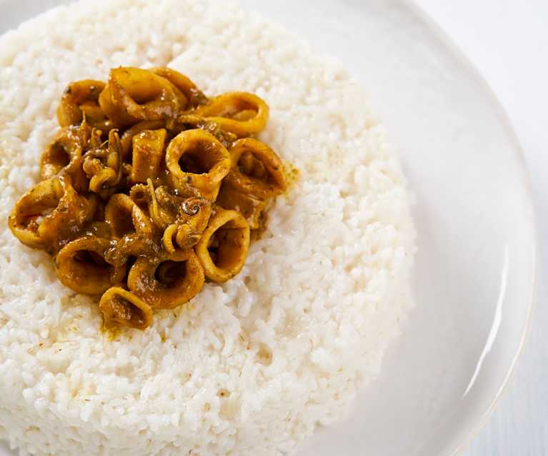 Caril de lulas com arroz a vapor Caril de lulas com arroz a vapor