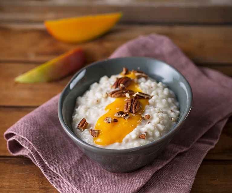 Hafermilchreis mit Mangopüree (vegan) Hafermilchreis mit Mangopüree (vegan)