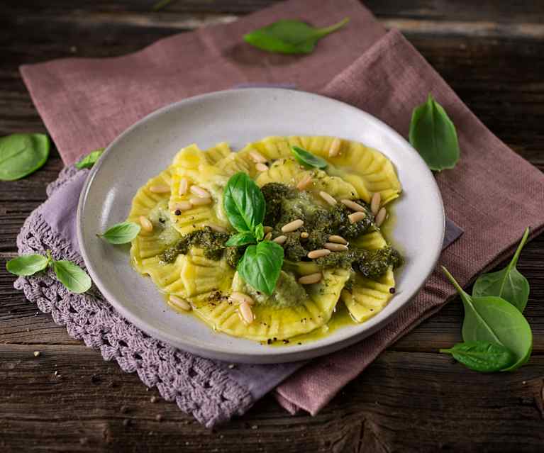 Teigtascherl mit Spinatfülle und Basilikumpesto (vegan) Teigtascherl mit Spinatfülle und Basilikumpesto (vegan)