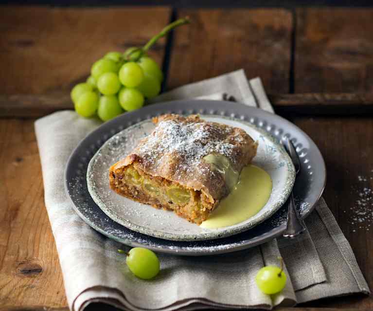 Traubenstrudel mit Weinsauce (vegan) Traubenstrudel mit Weinsauce (vegan)