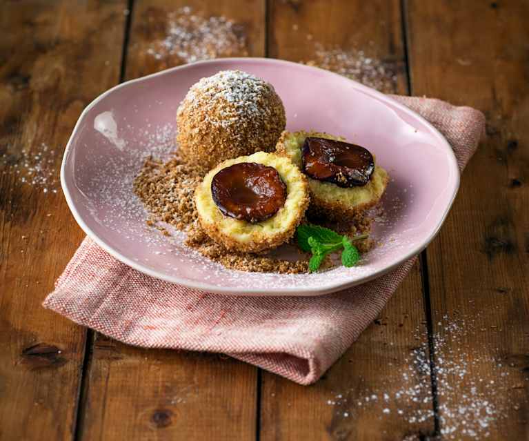 Zwetschkenknödel mit Nussbröseln (vegan) Zwetschkenknödel mit Nussbröseln (vegan)