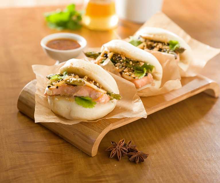 Bao buns con salmón y espárragos Bao buns con salmón y espárragos