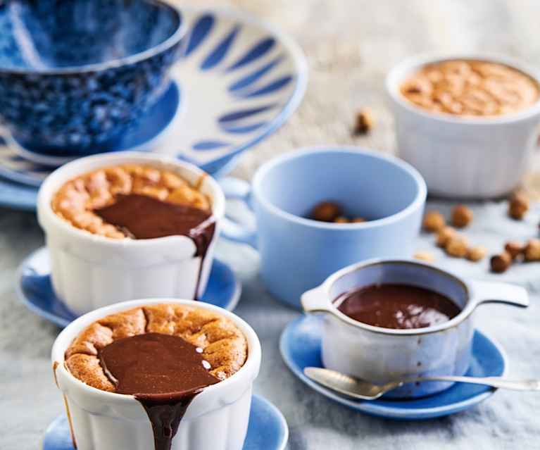 Soufflé de avelã com molho de chocolate Soufflé de avelã com molho de chocolate