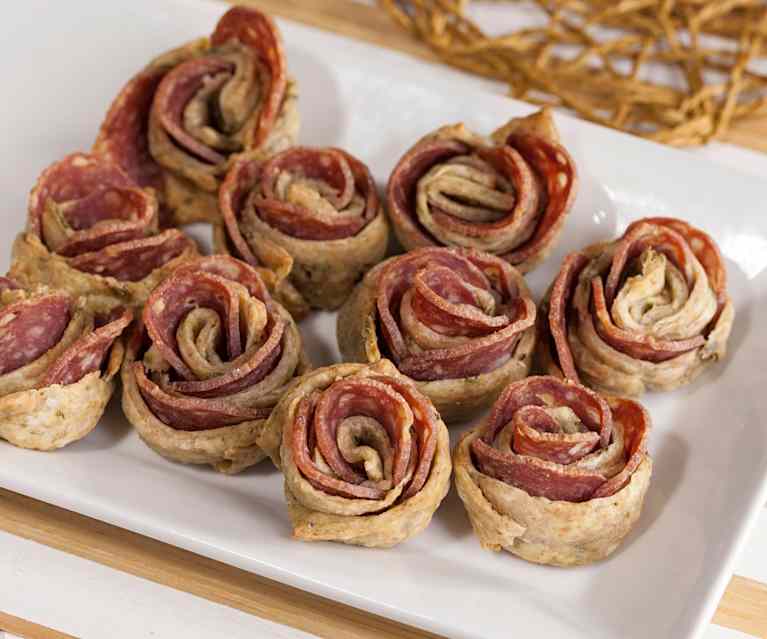 Rose di salamino con sfoglia aromatizzata Rose di salamino con sfoglia aromatizzata