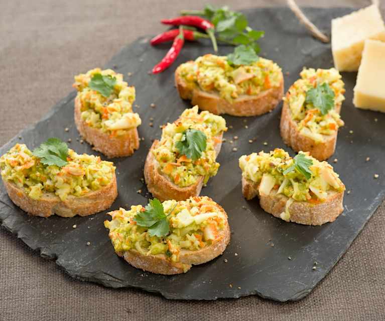 Tosta de palitos de cangrejo y queso gratinada Tosta de palitos de cangrejo y queso gratinada
