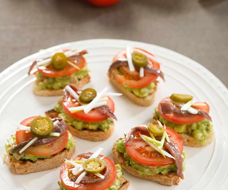 Tosta de guacamole con anchoas Tosta de guacamole con anchoas