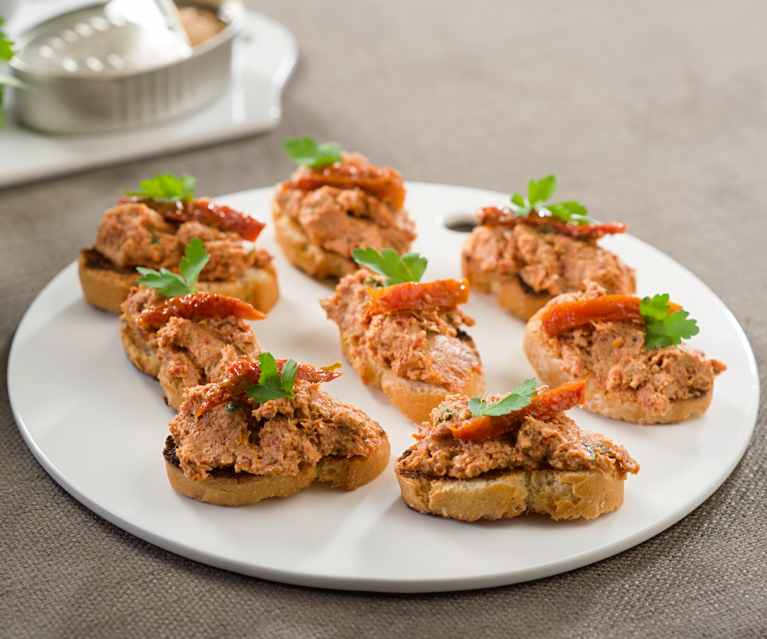 Tosta de tomates secos y atún Tosta de tomates secos y atún