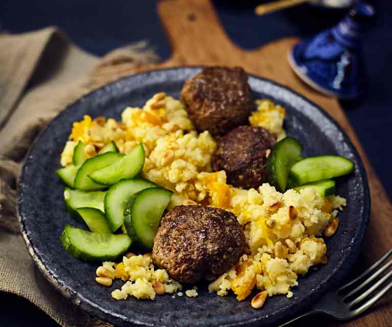 Lammköfte mit Couscous und Gurkensalat Lammköfte mit Couscous und Gurkensalat